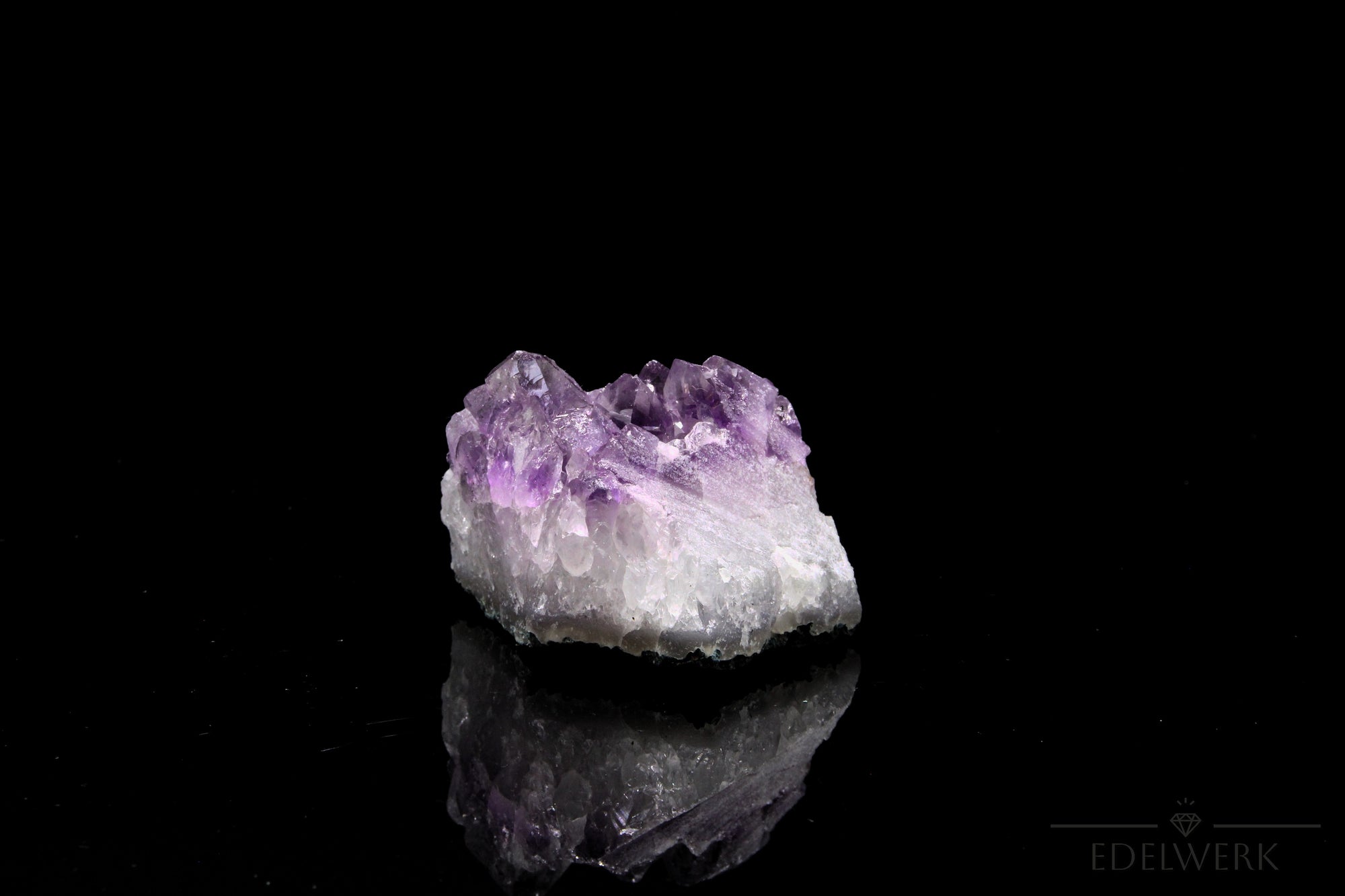 Hochwertiger Amethyst Kristall, Heilstein für meditative Balance, violette Kristallform.