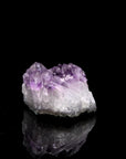 Hochwertiger Amethyst Kristall, Heilstein für meditative Balance, violette Kristallform.