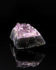 Violetter Amethyst Kristall, fördert energetische Harmonie, violette strahlende Kristalle.