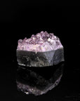 Violetter Amethyst Kristall, Heilstein für klare Meditation, violette natürliche Struktur.