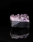 Violetter Amethyst Kristall, fördert intuitive Klarheit, violette glänzende Oberfläche.
