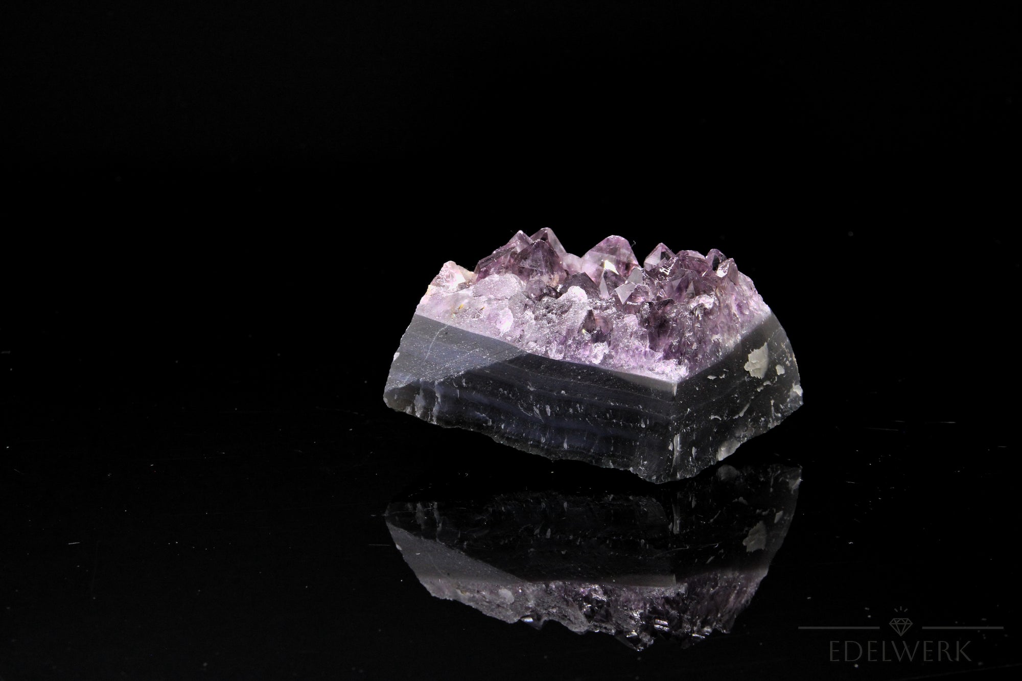 Violetter Amethyst Kristall, Heilstein für spirituelle Energie, violette Kristallform.