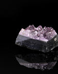 Violetter Amethyst Kristall, Heilstein für spirituelle Energie, violette Kristallform.
