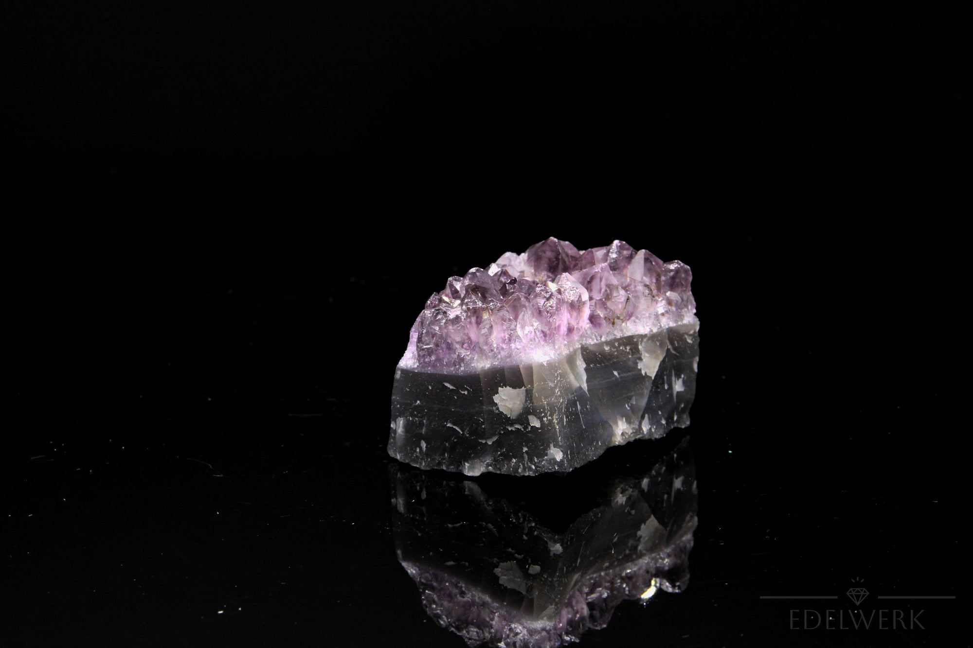 Amethyst Kristall für Ruhe, fördert meditative Entspannung, violette Kristallstruktur.