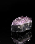Amethyst Kristall für Ruhe, fördert meditative Entspannung, violette Kristallstruktur.