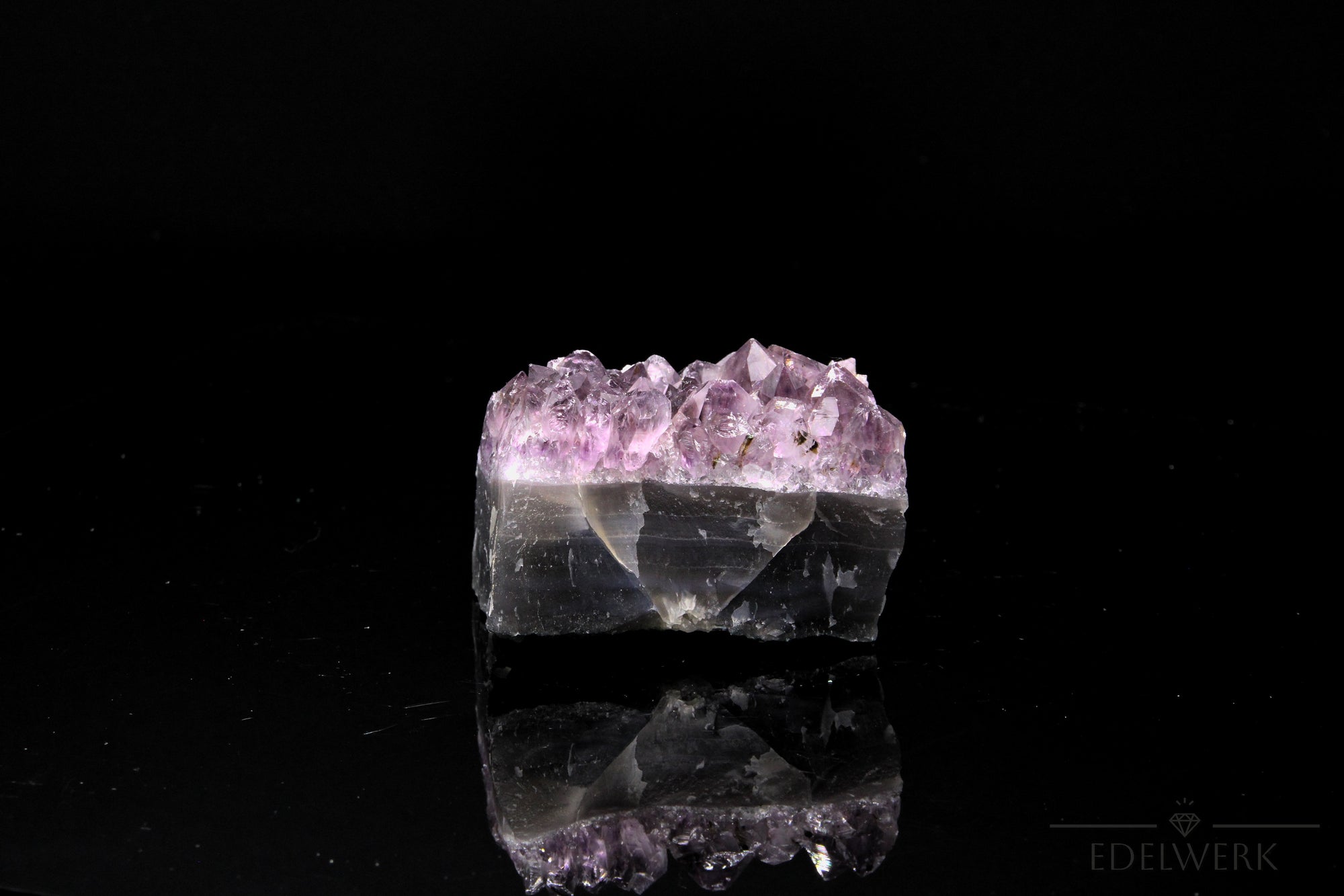 Amethyst Kristall für Ruhe, Heilstein für spirituelle Harmonie, violette Oberfläche.