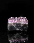 Amethyst Kristall für Ruhe, Heilstein für spirituelle Harmonie, violette Oberfläche.