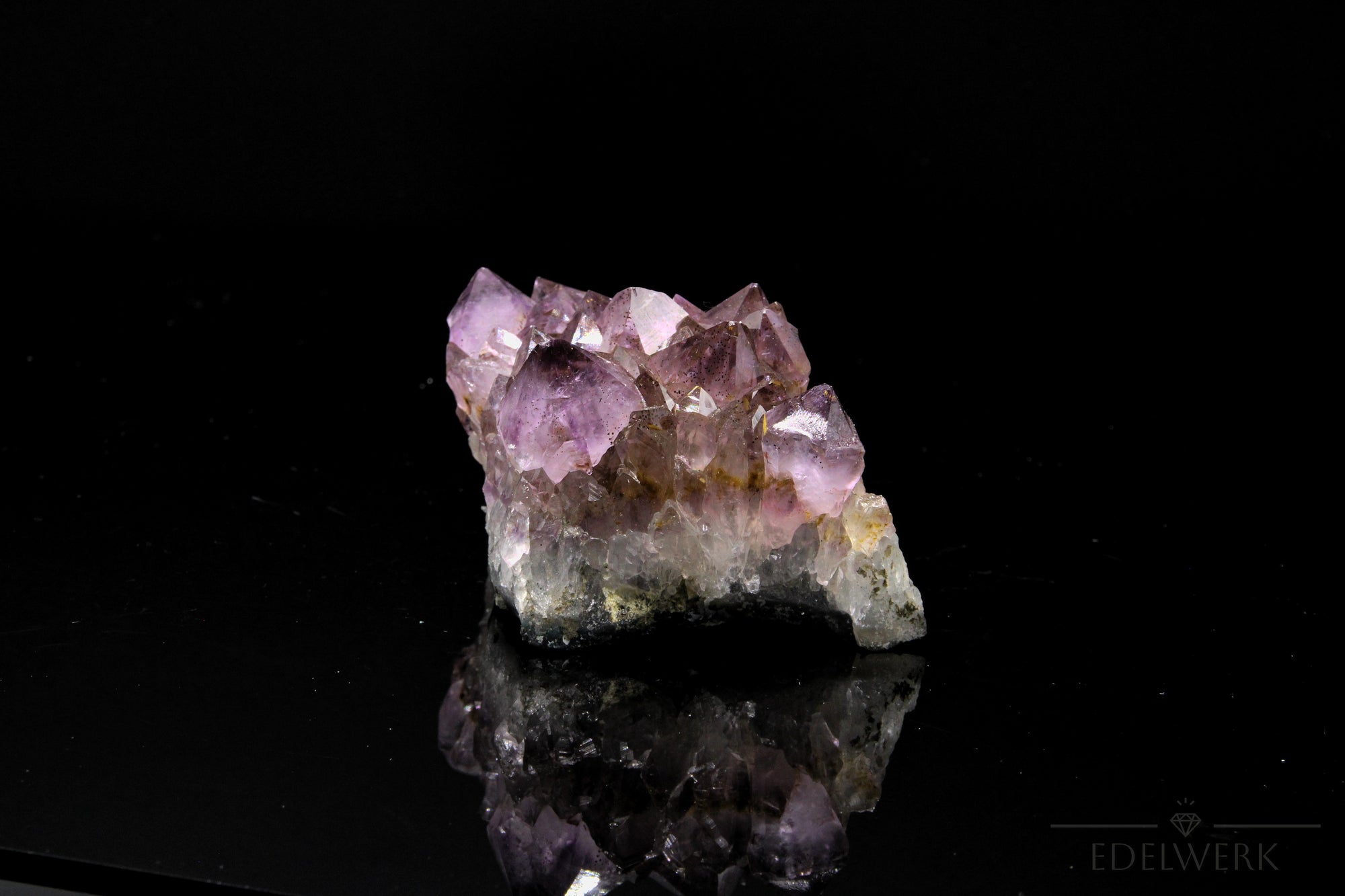 Natürlicher Amethyst Kristall, fördert intuitive Energie, violette glänzende Struktur.