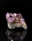Natürlicher Amethyst Kristall, fördert intuitive Energie, violette glänzende Struktur.