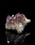 Natürlicher Amethyst Kristall, fördert energetische Klarheit, violette Oberfläche.