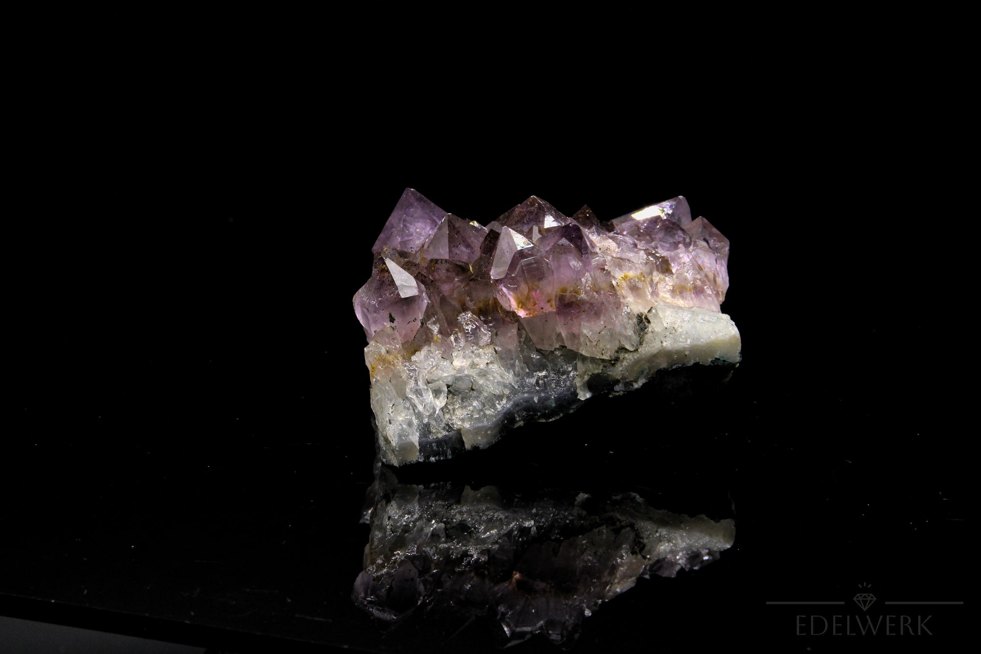 Natürlicher Amethyst Kristall, Heilstein für spirituelle Ruhe, violette Kristallform.