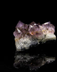 Natürlicher Amethyst Kristall, Heilstein für spirituelle Ruhe, violette Kristallform.