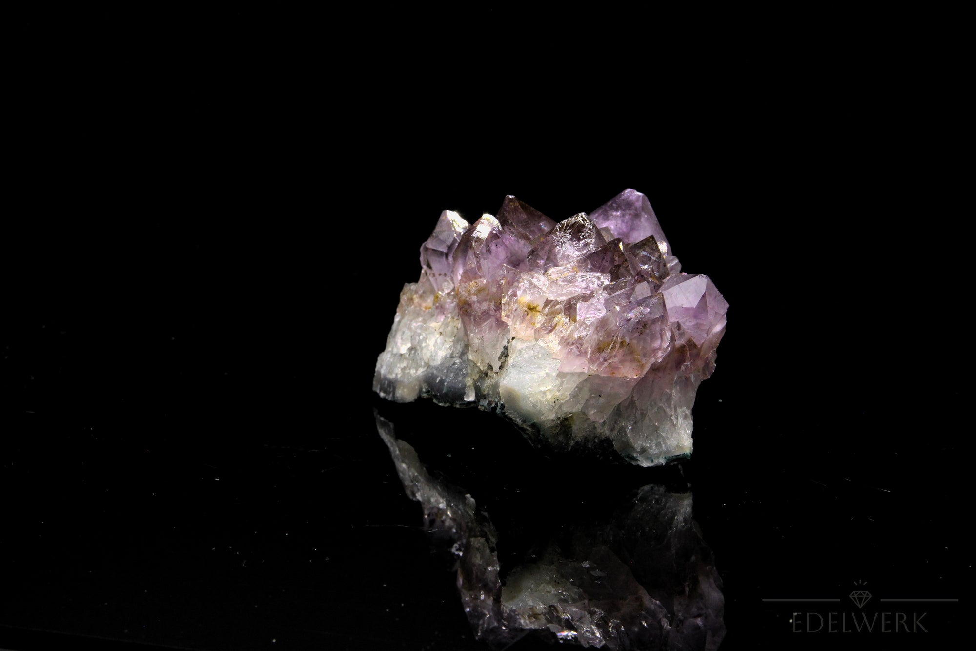 Violetter Amethyst Kristall, Heilstein für spirituelle Harmonie, violette glänzende Struktur.