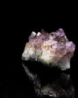 Violetter Amethyst Kristall, Heilstein für spirituelle Harmonie, violette glänzende Struktur.