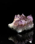 Violetter Amethyst Kristall, fördert meditative Balance, violette Kristalloberfläche.