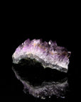 Tiefvioletter Amethyst Kristall, fördert meditative Wirkung, violette strahlende Kristalle.