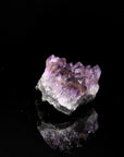Tiefvioletter Amethyst Kristall, Heilstein für klare Energie, violette natürliche Struktur.
