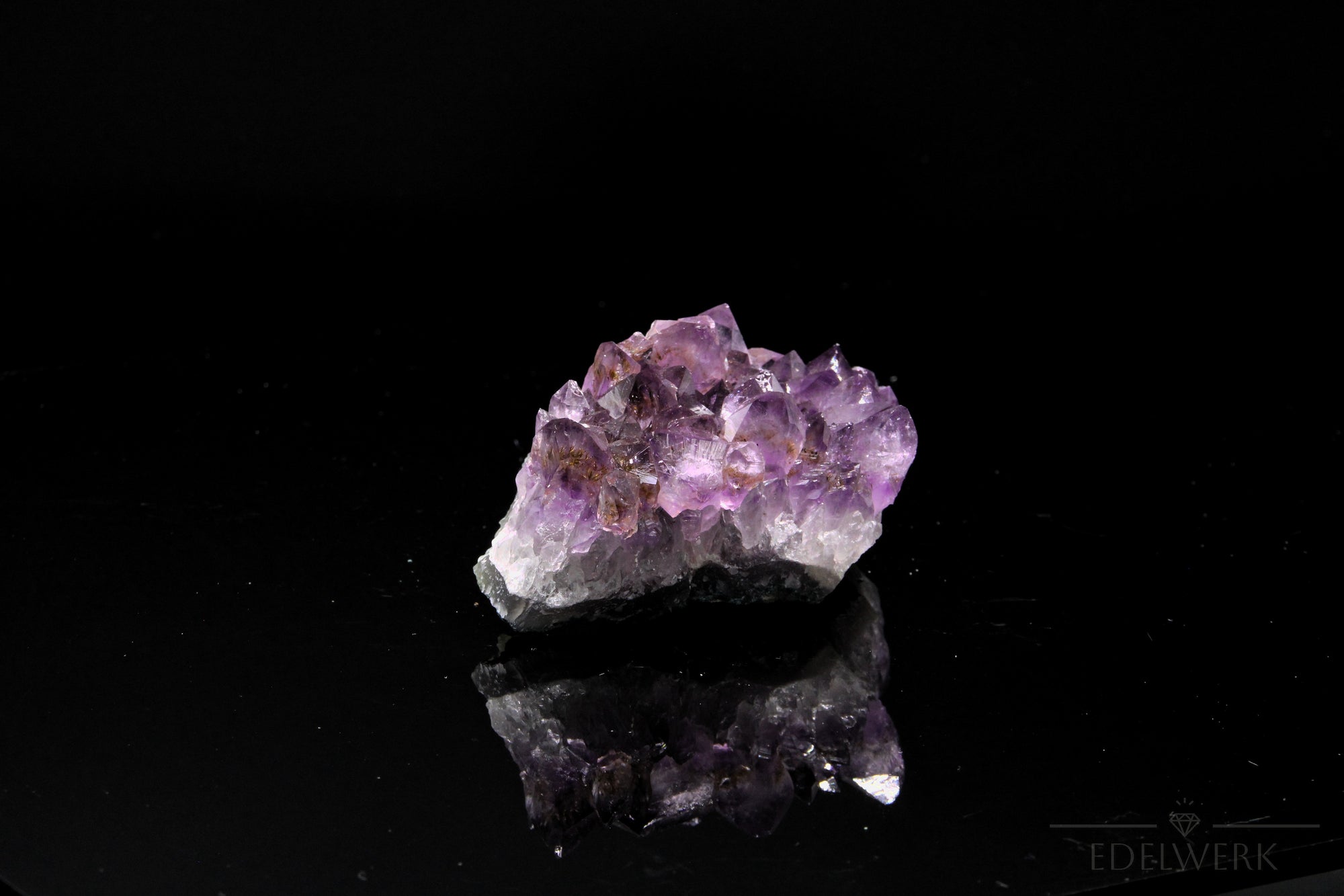 Tiefvioletter Amethyst Kristall, fördert intuitive Balance, violette glänzende Oberfläche.