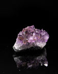 Tiefvioletter Amethyst Kristall, fördert intuitive Balance, violette glänzende Oberfläche.