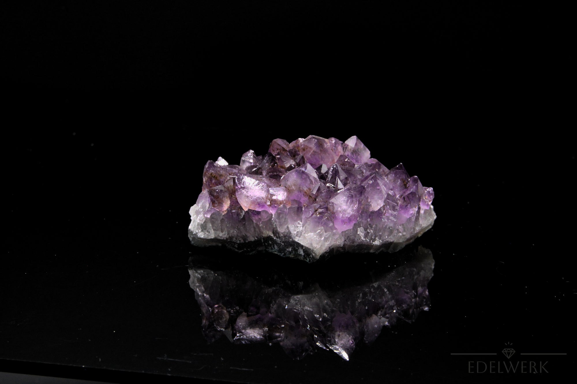 Tiefvioletter Amethyst Kristall, Heilstein für spirituelle Ruhe, violette Kristallform.