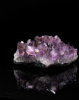 Tiefvioletter Amethyst Kristall, Heilstein für spirituelle Ruhe, violette Kristallform.