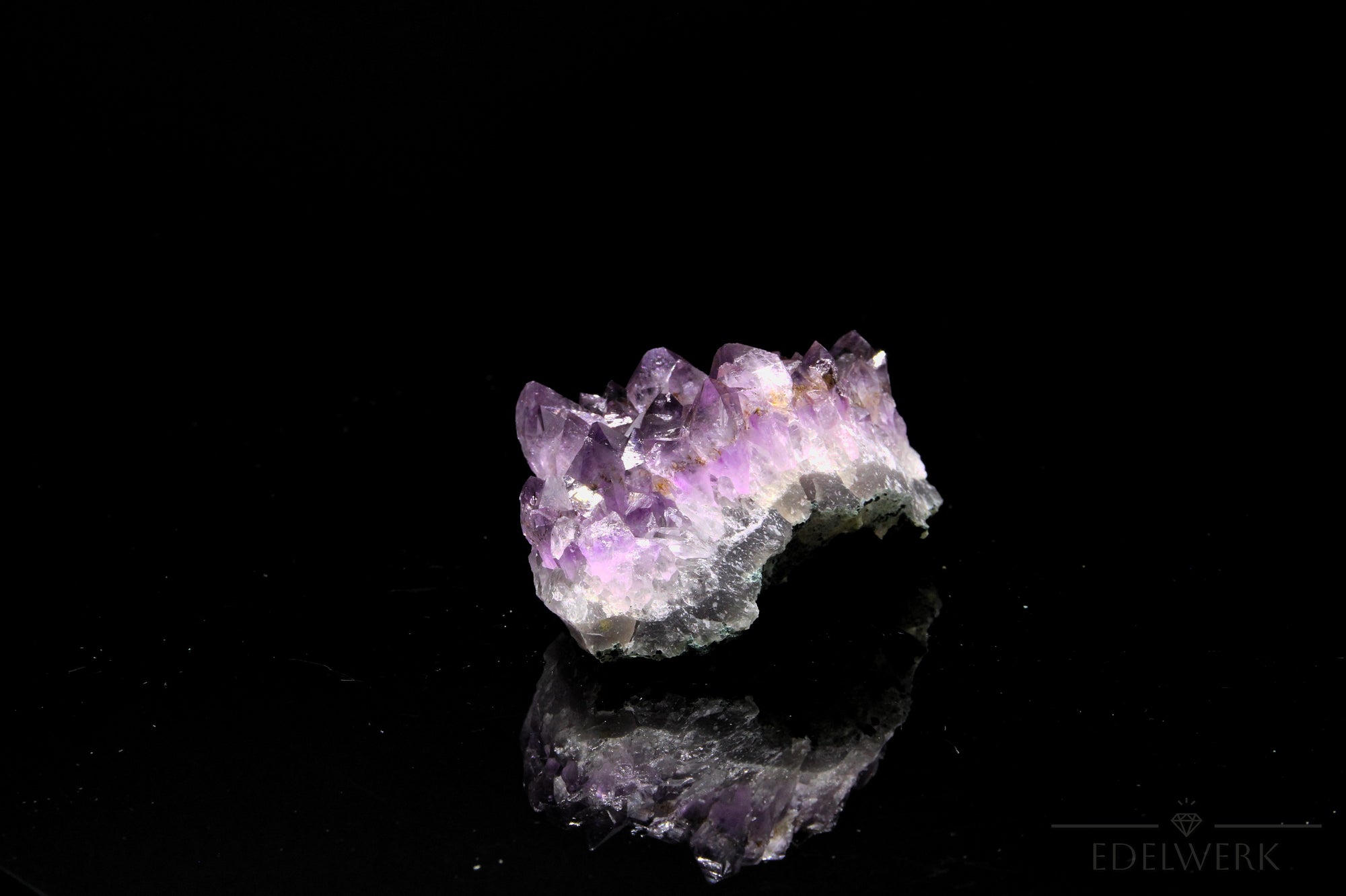 Natürlicher Amethyst Kristall, Heilstein für spirituelle Klarheit, violette Form.