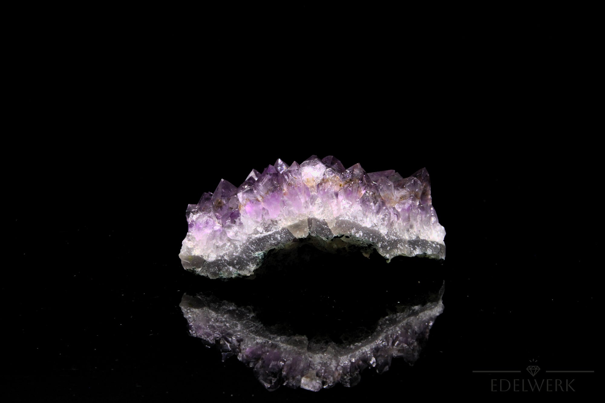Natürlicher Amethyst Kristall, fördert meditative Harmonie, ungeschliffene violette Struktur.