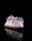 Amethyst Kristall für Balance, fördert spirituelle Energie, violette glänzende Form.