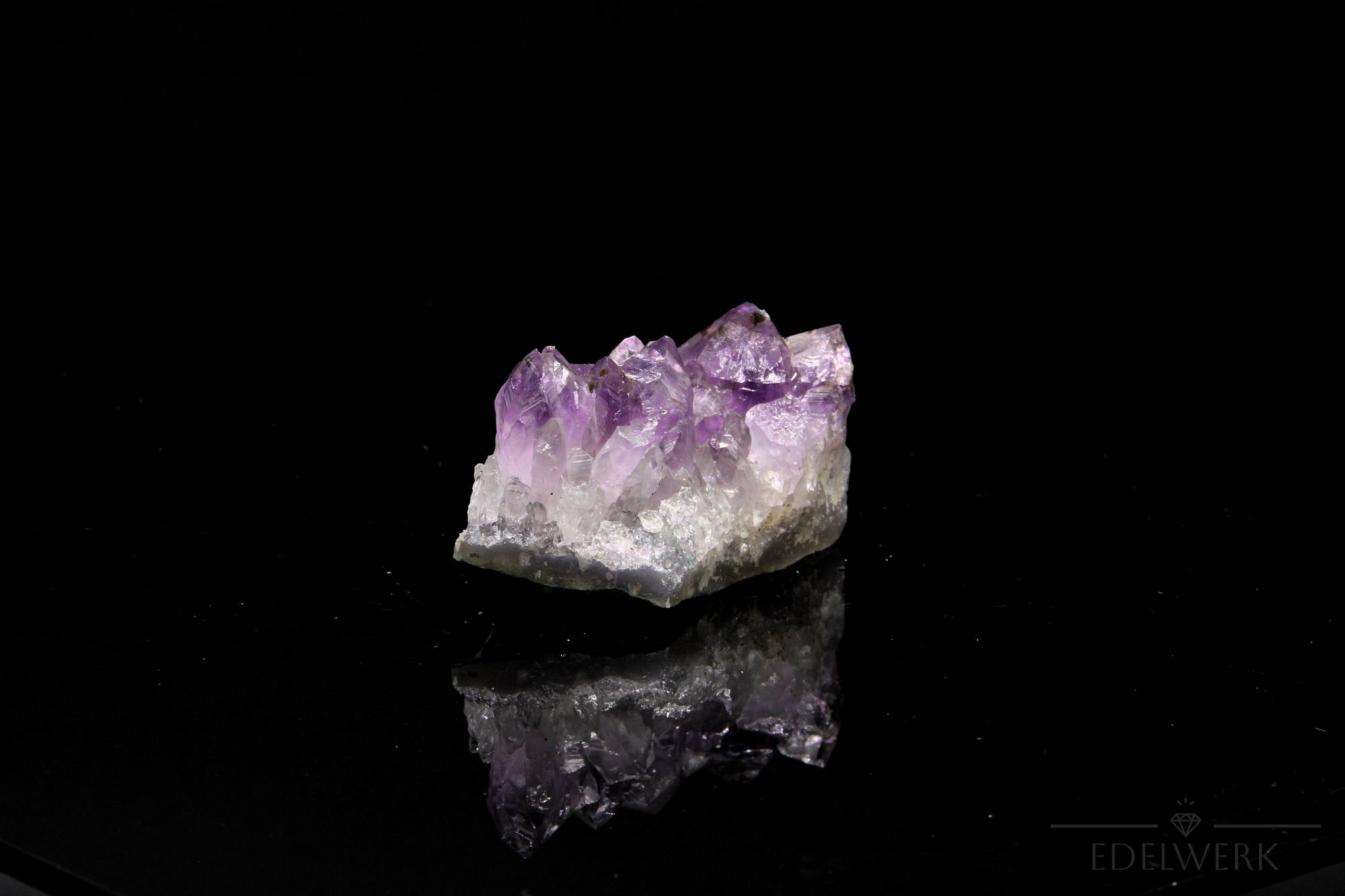 Amethyst Kristall für Balance, fördert klare Meditation, violette Kristalloberfläche.