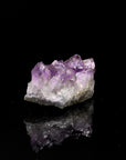 Amethyst Kristall für Balance, fördert klare Meditation, violette Kristalloberfläche.