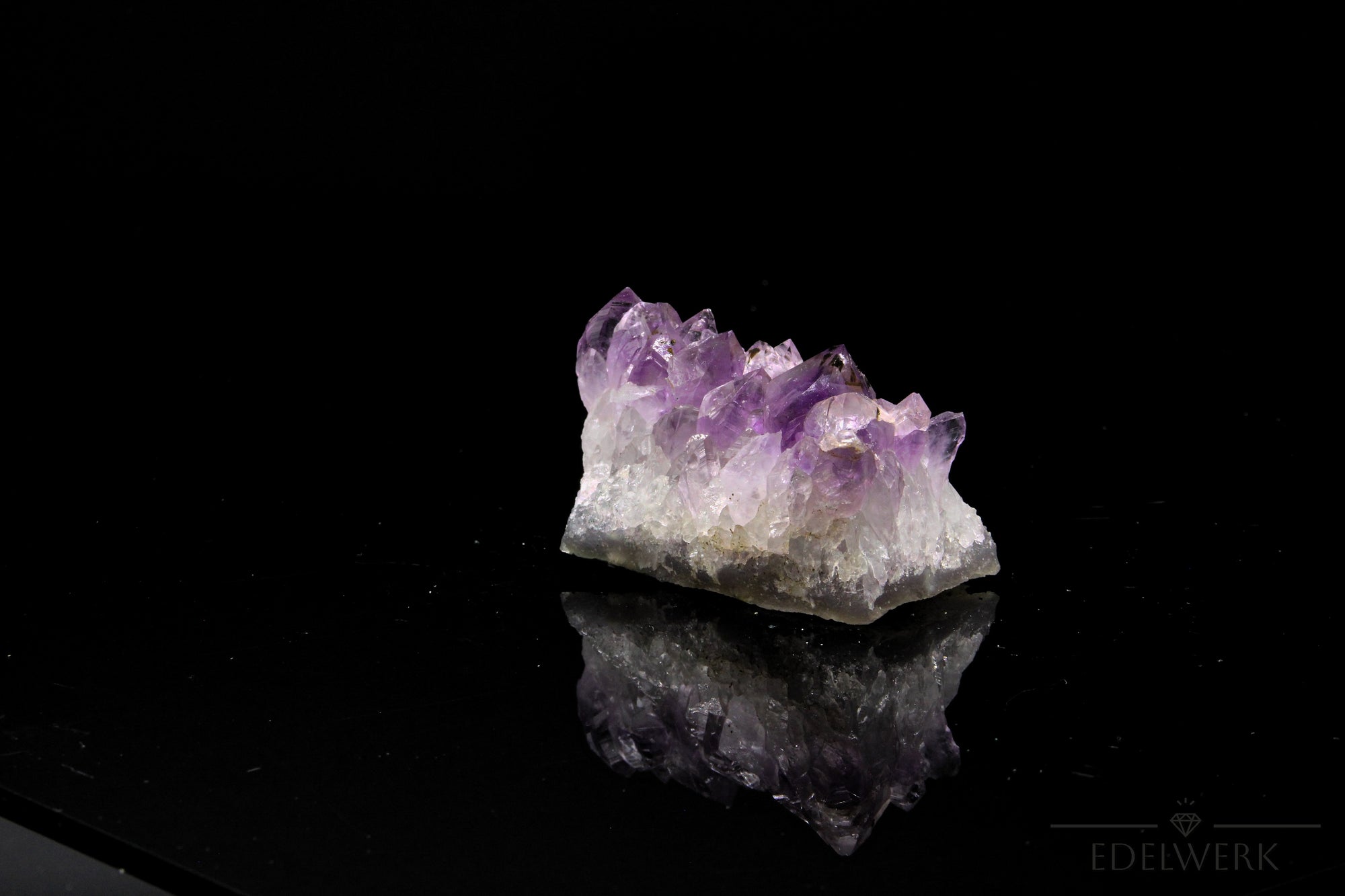 Amethyst Kristall für Balance, Heilstein für energetische Harmonie, violette Form.