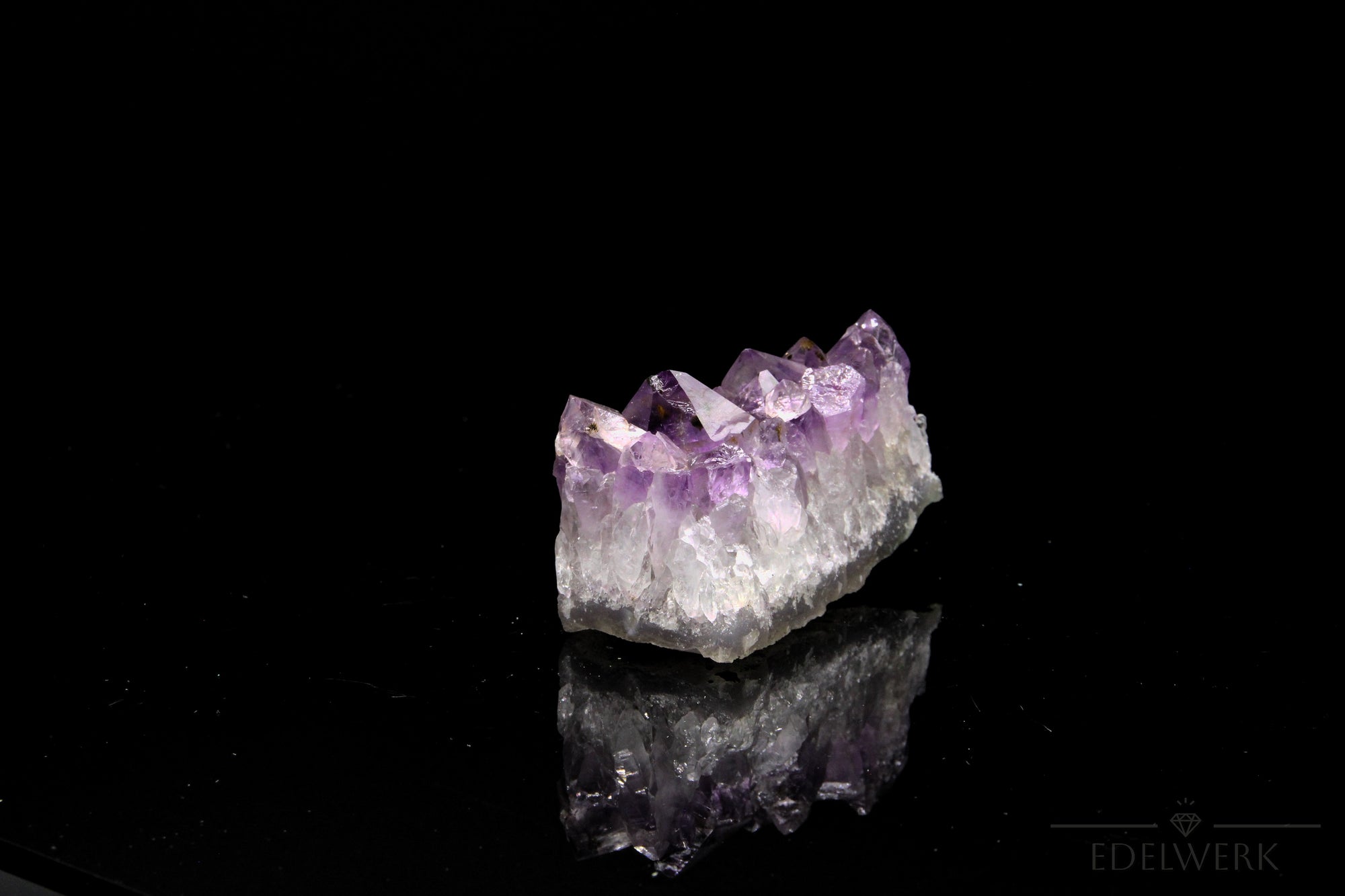 Tiefvioletter Amethyst Kristall, Heilstein für spirituelle Kraft, violette Struktur.