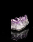 Tiefvioletter Amethyst Kristall, Heilstein für spirituelle Kraft, violette Struktur.