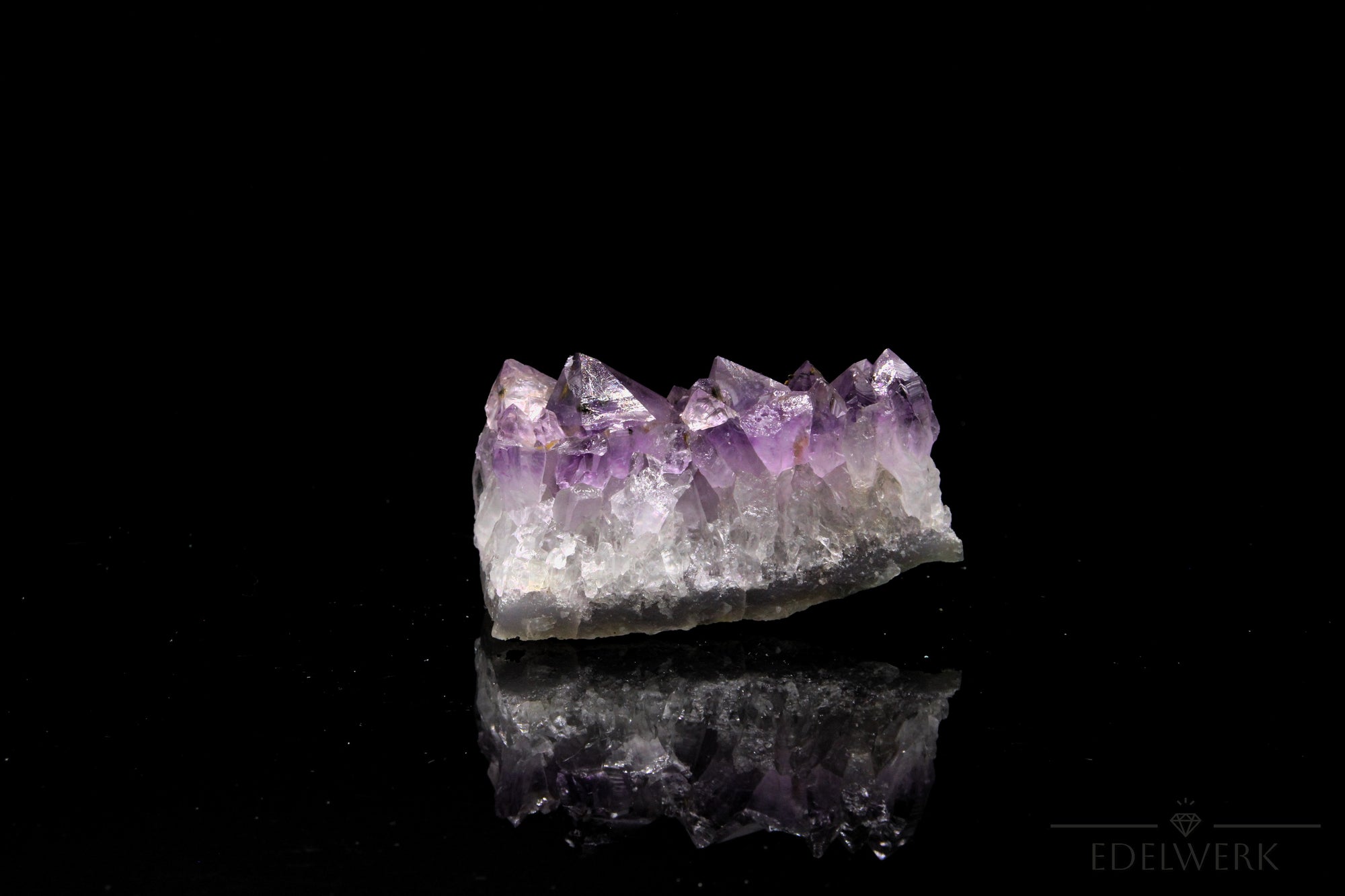Tiefvioletter Amethyst Kristall, fördert energetische Harmonie, violette Kristalloberfläche.