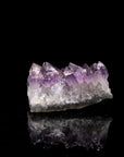 Tiefvioletter Amethyst Kristall, fördert energetische Harmonie, violette Kristalloberfläche.