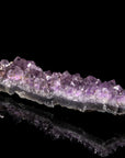 Strahlender Amethyst Kristall, fördert intuitive Klarheit, violette glänzende Kristalle.
