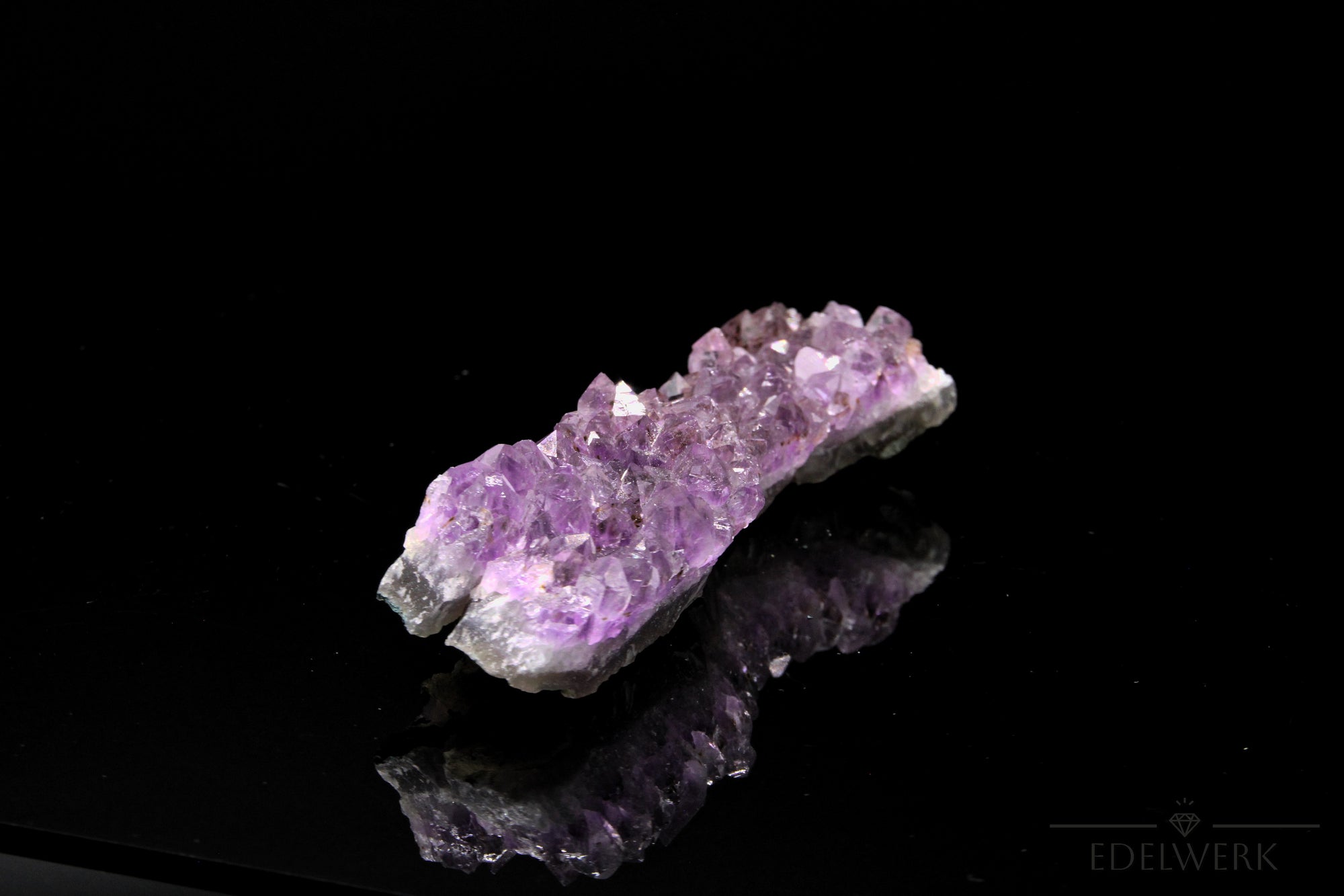 Strahlender Amethyst Kristall, Heilstein für klare Energie, violette natürliche Form.