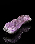 Strahlender Amethyst Kristall, Heilstein für klare Energie, violette natürliche Form.
