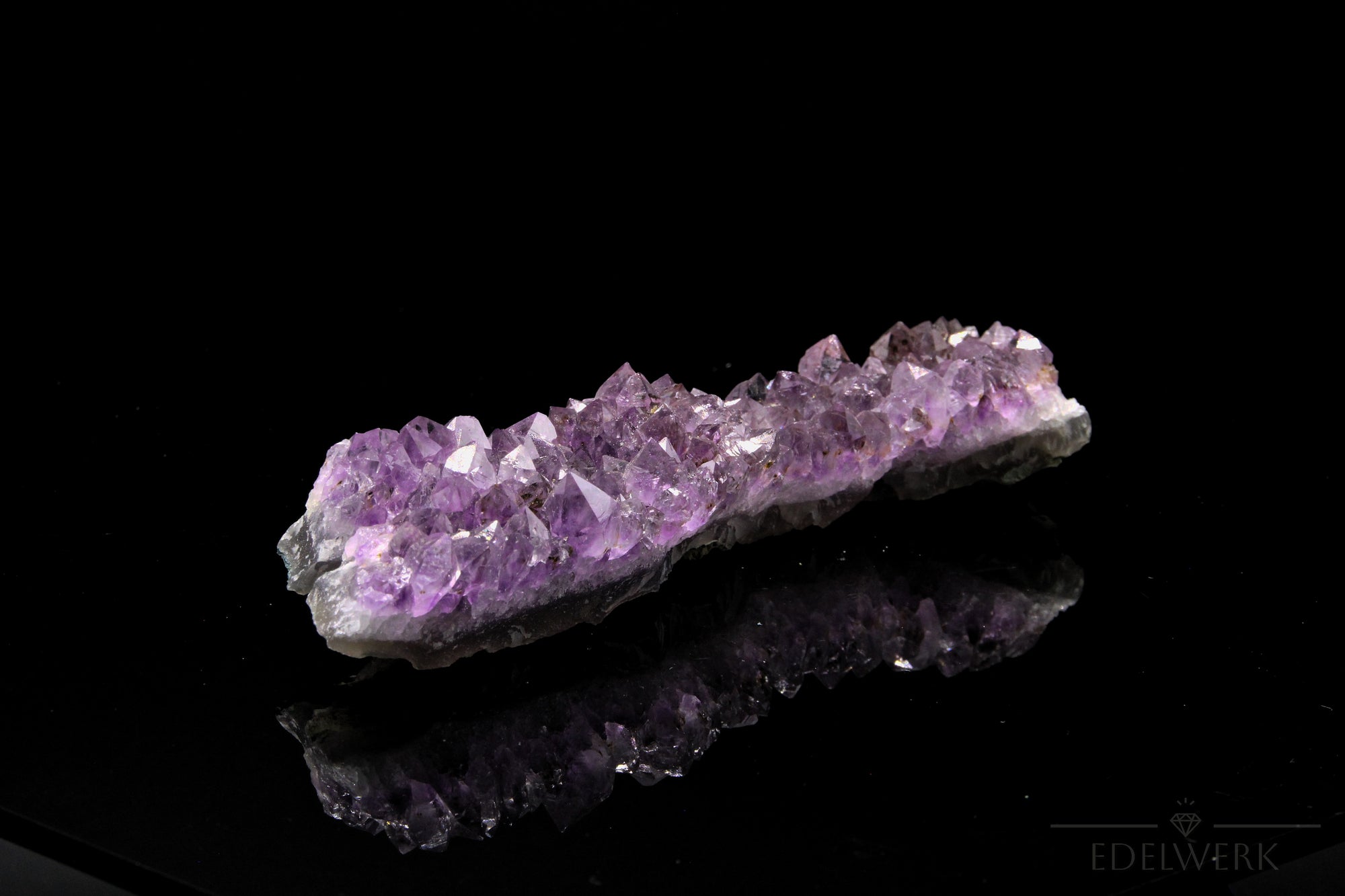 Strahlender Amethyst Kristall, fördert spirituelle Harmonie, violette Kristalloberfläche.