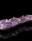 Strahlender Amethyst Kristall, fördert spirituelle Harmonie, violette Kristalloberfläche.