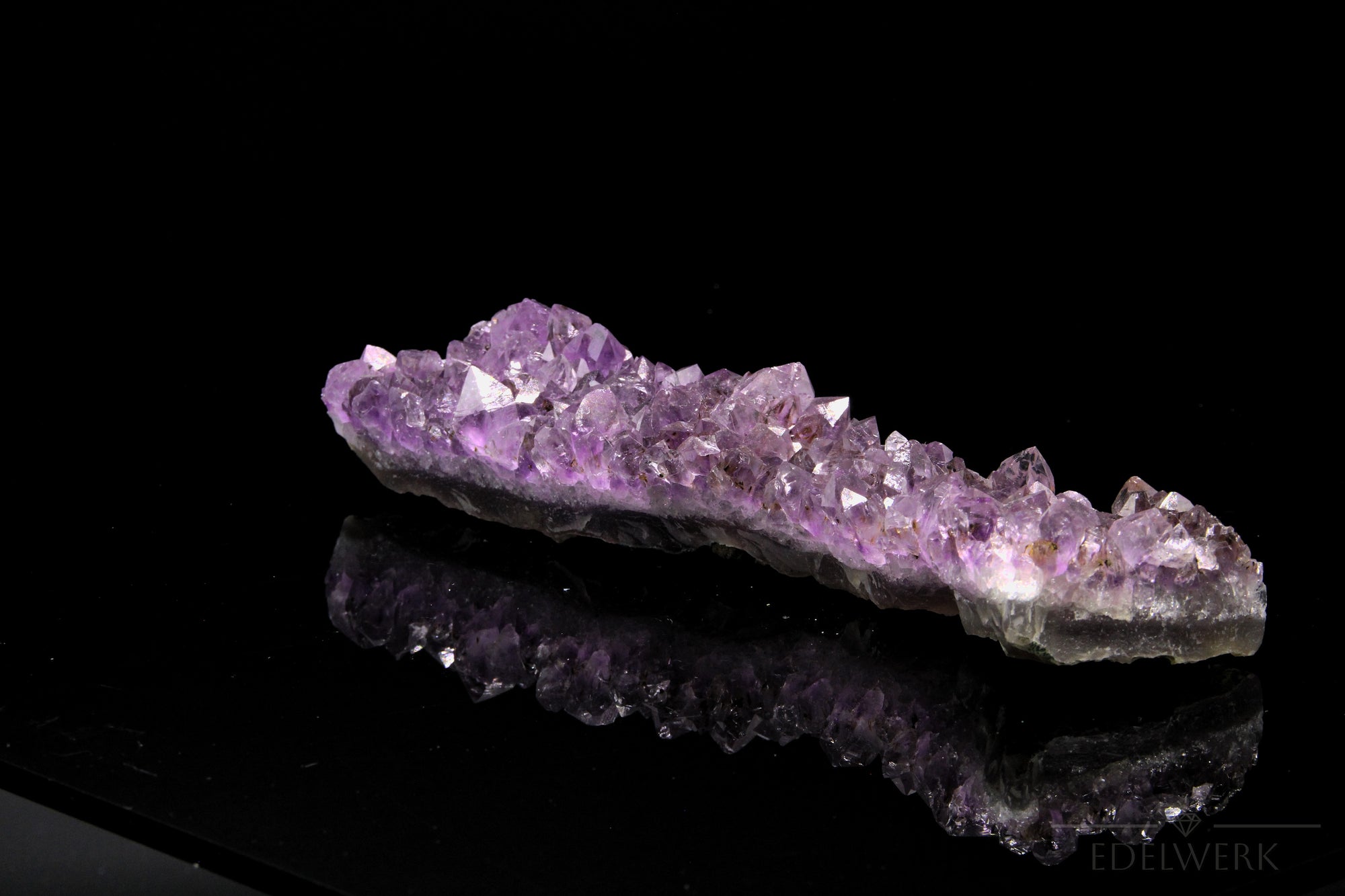 Strahlender Amethyst Kristall, Heilstein für meditative Ruhe, violette Struktur.