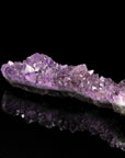 Strahlender Amethyst Kristall, Heilstein für meditative Ruhe, violette Struktur.