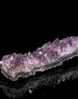 Strahlender Amethyst Kristall, Heilstein für innere Balance, violette strahlende Oberfläche.
