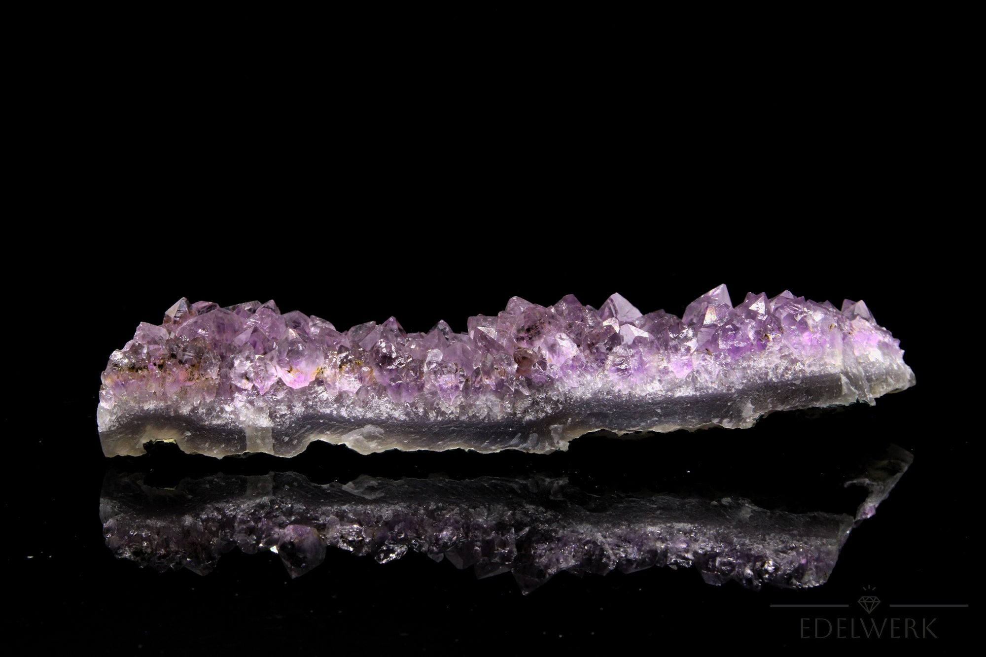 Amethyst Kristall für Balance, fördert meditative Praxis, violette Kristallstruktur.