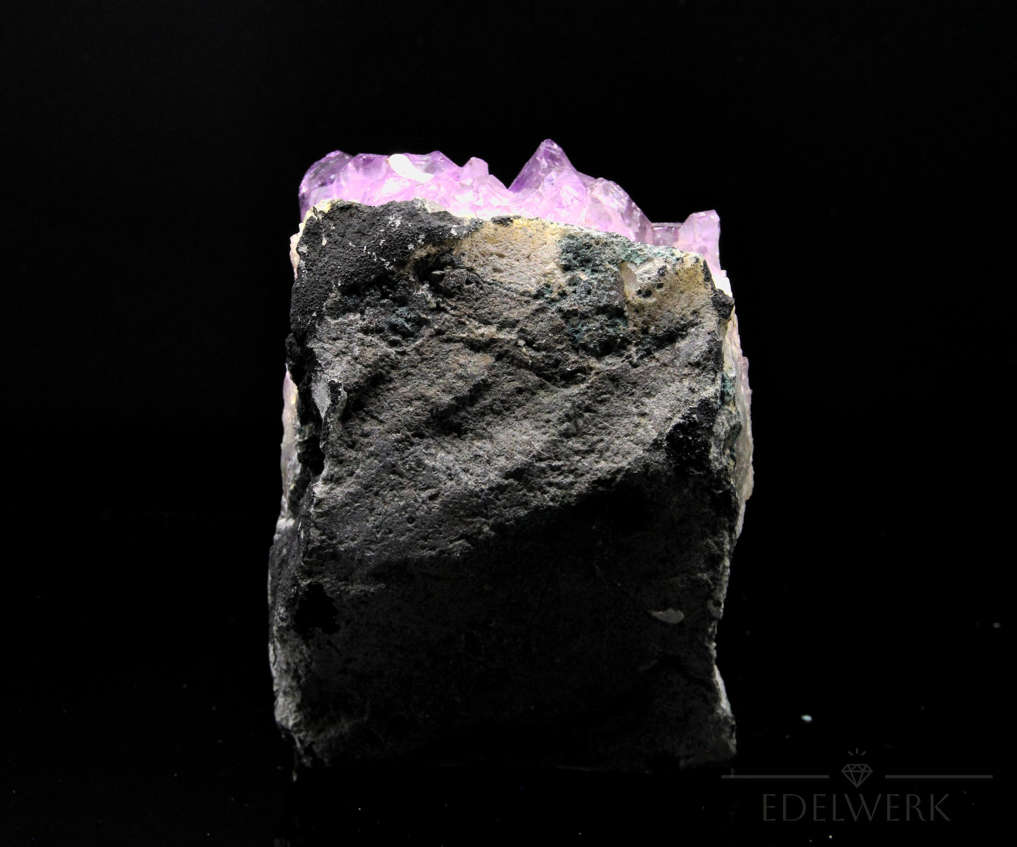 Strahlender Amethyst Kristall, Heilstein für spirituelle Intuition, violette glänzende Form.