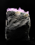Strahlender Amethyst Kristall, Heilstein für spirituelle Intuition, violette glänzende Form.