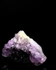 Violetter Amethyst Kristall, Heilstein für innere Balance, violette glänzende Form.