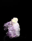 Violetter Amethyst Kristall, fördert schützende Harmonie, violette strahlende Kristalle.