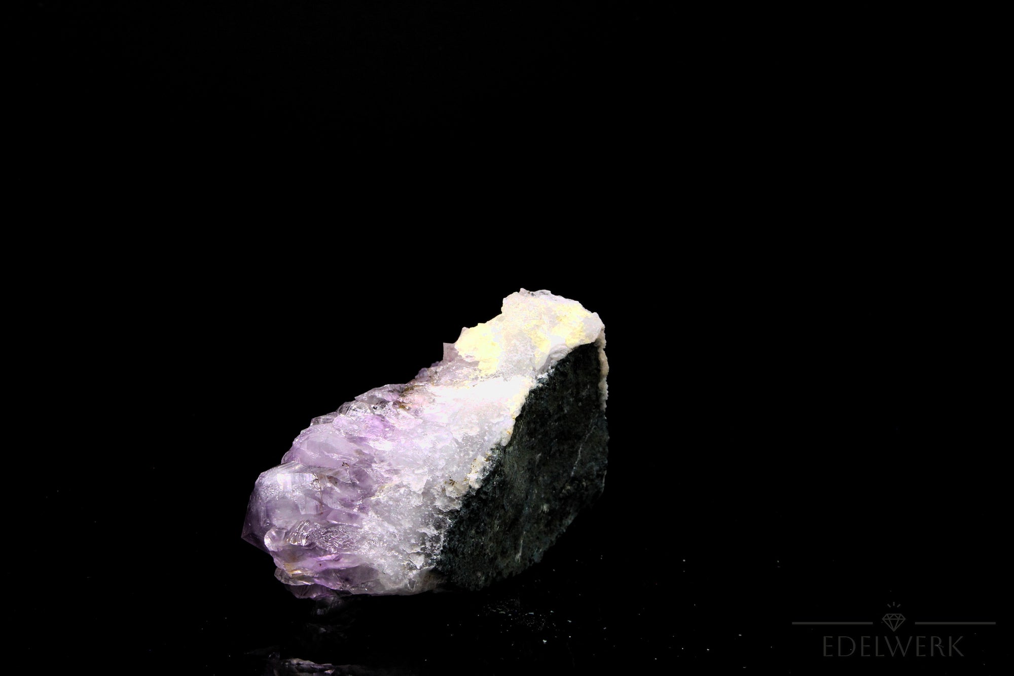 Violetter Amethyst Kristall, Heilstein für meditative Schutz, violette natürliche Struktur.