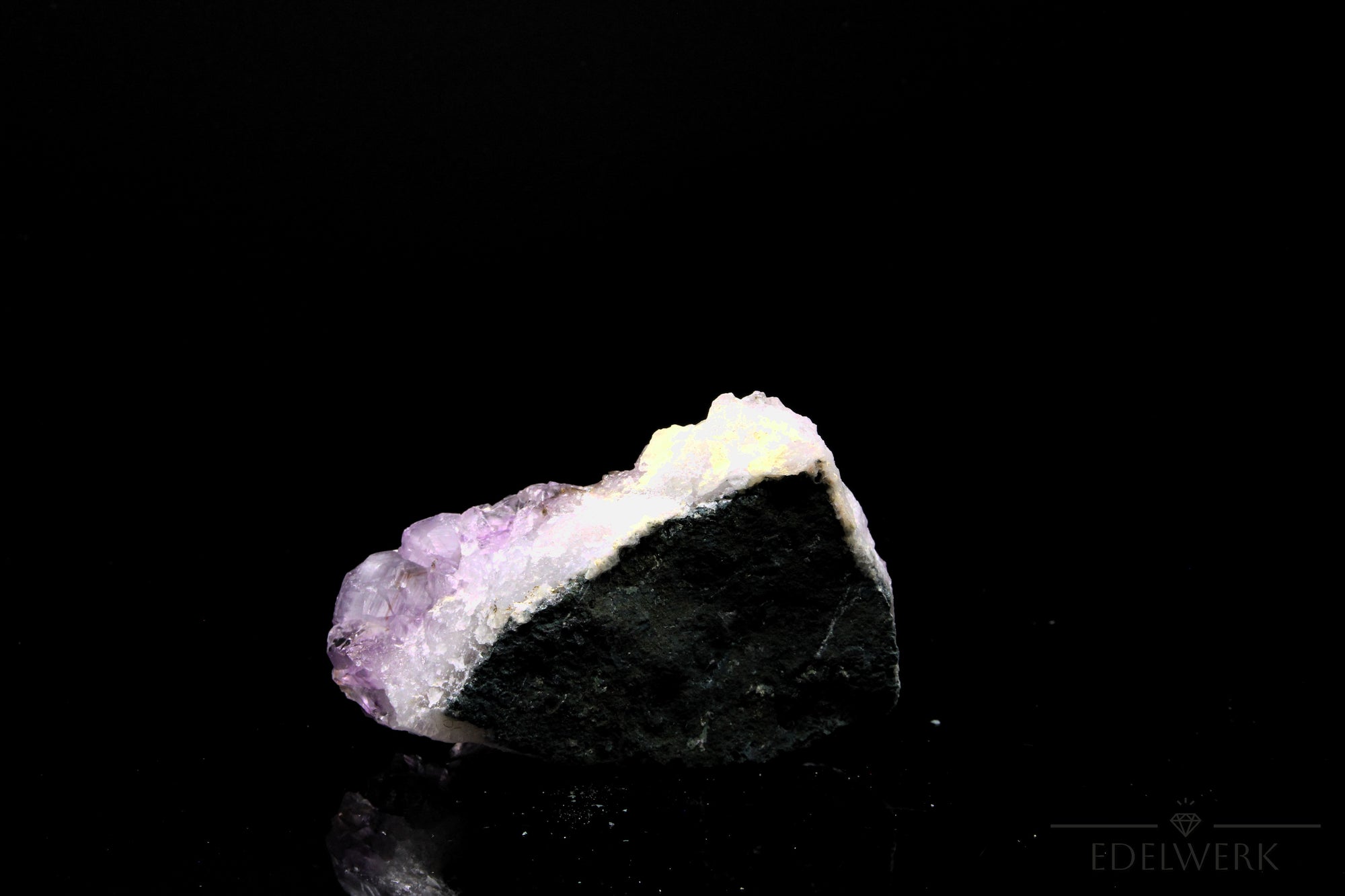 Violetter Amethyst Kristall, fördert spirituelle Klarheit, violette glänzende Oberfläche.